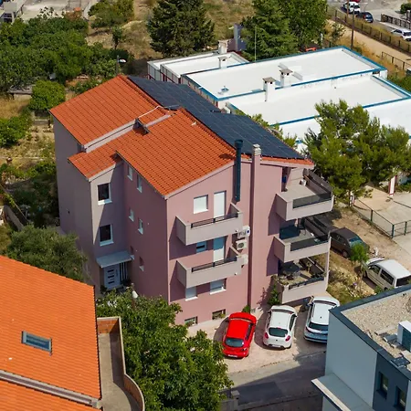 Pinia Apartment Split